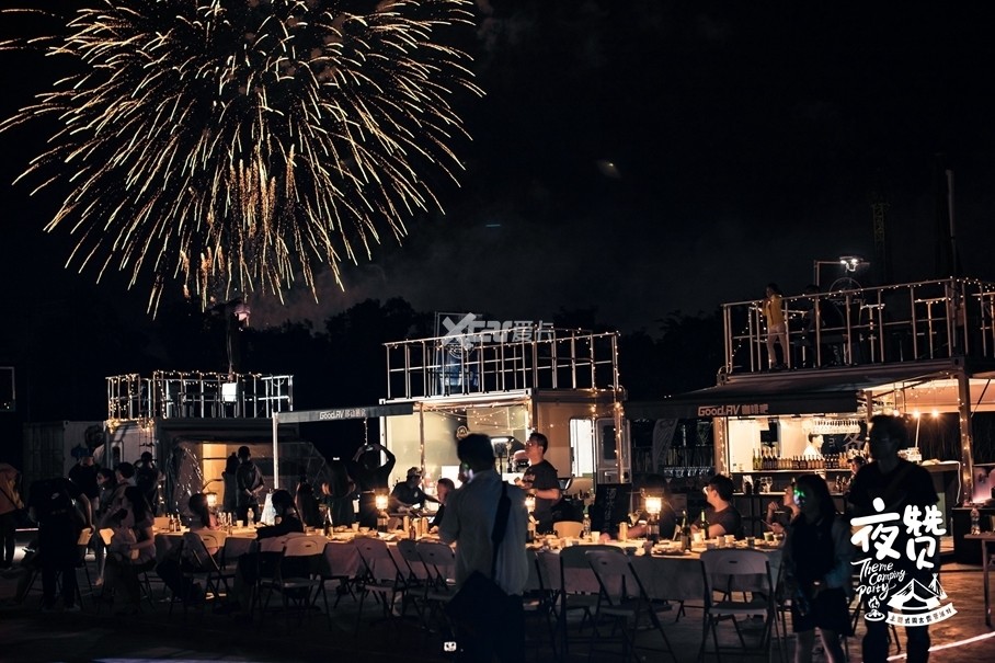 夜晚的营地生活最为精彩,也是夜赞派对的主要核心,美食,啤酒,烟花,让