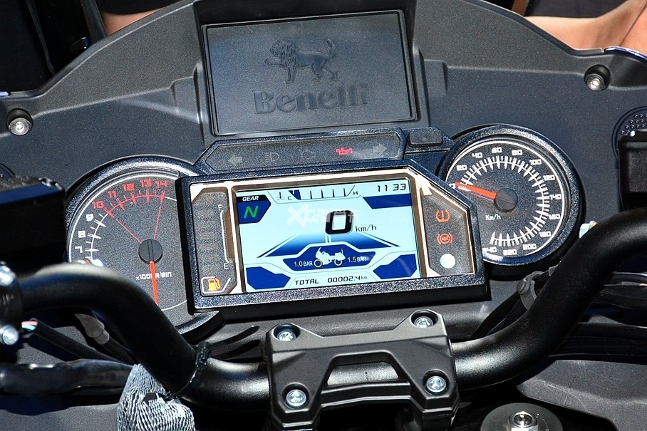 科技感十足的机械液晶组合式仪表相比以往车型有很大提升,中央的全彩