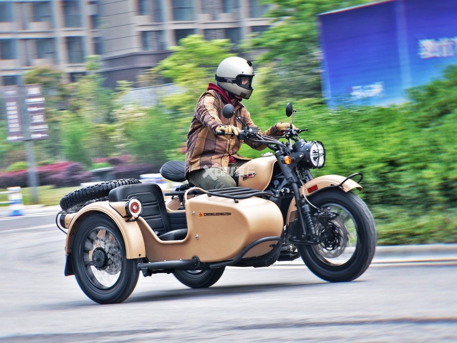 时的灵活度比标准悬挂更灵巧,越野风格的大轮组设计也做出了不少贡献