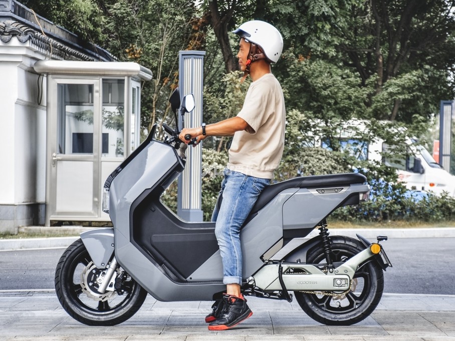试驾e客e5电动摩托车