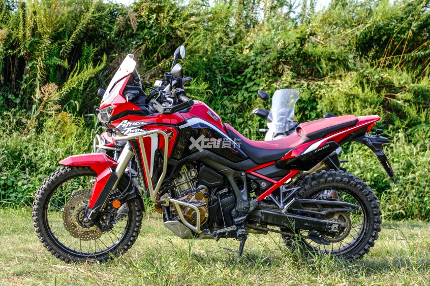 crf1100l mt版本相比adv dct版本瘦了一大圈,同时采用了经典的红色黑