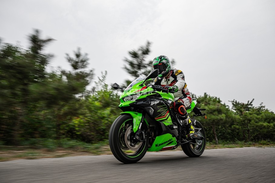 ZX-4RRϾһ̨׼ķͣȥNinja400Щ˽ֵԪأ̬ҪNinja400սҲüʻԱ׳һֽ״̬ӵµĳе·ƣ͸С˵һ̨ĸܳ㲻ãܹûͷʣתʱŷĶȥͷš