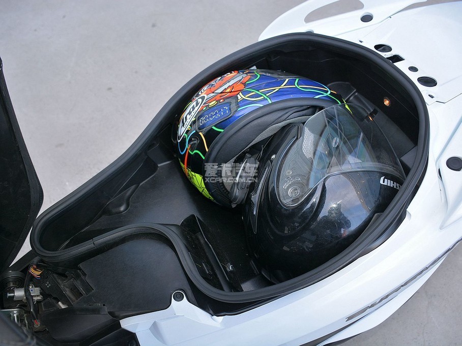ľ BURGMAN200 200С200BURGMAN