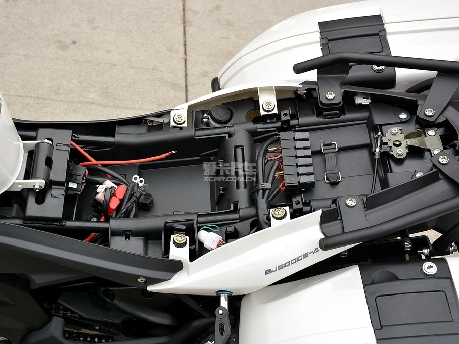 钱江贝纳利街跑车2017款黄龙600至尊巡航版