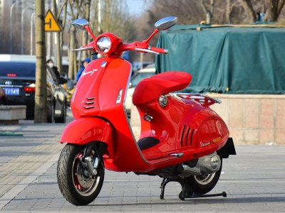 VESPA 946 RED