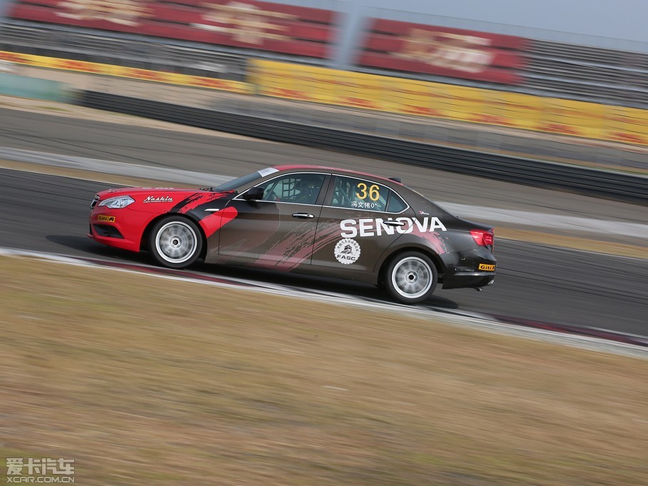 发车后,杆位出发的朱戴维顺利守住了自己的位置,发车区有赛车起步失误