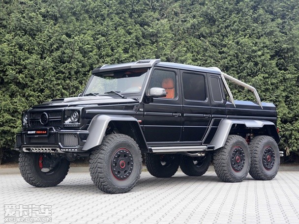 以梅賽德斯奔馳g63 6x6基礎升級而來的brabus 700g 6x6,採用巴博斯5.