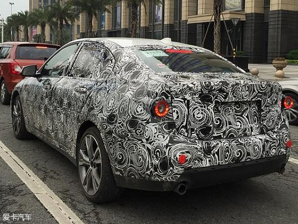 宝马1系三厢版国内测试谍照