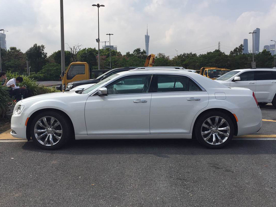 > 克莱斯勒新款300c实拍