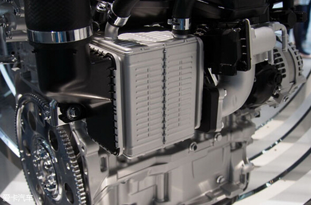 全新皇冠2.0T 发动机配备水冷式中冷器