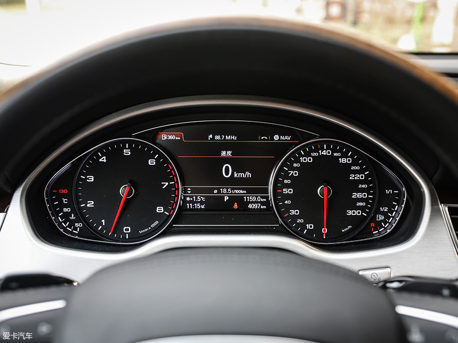 仪表盘的设计中规中矩,中央大尺寸的显示屏可以提供丰富的行车信息