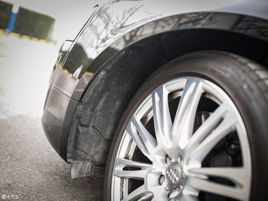 轮拱内侧安装了大面积防护板,能够抵御飞溅砂石,保护了内部的重要机件