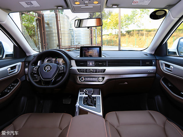 全新景逸x5内饰经过重新设计,空调出风口和拉丝银饰件使仪表台有横向