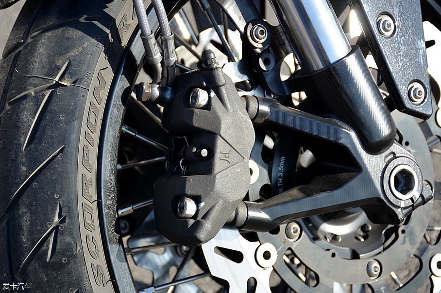 西互制动的卡钳在春风的车型中比较多见,但包括650mt在内的诸多车型都