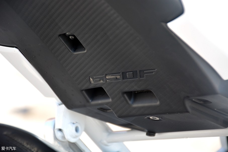 CB650F除了在车架上印有650F的标识外，还将标识刻在了车座下方的装饰板上。