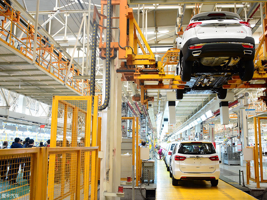 总装车间依然使用柔性化混装线生产模式,生产线上不但能看到瑞风r3,也