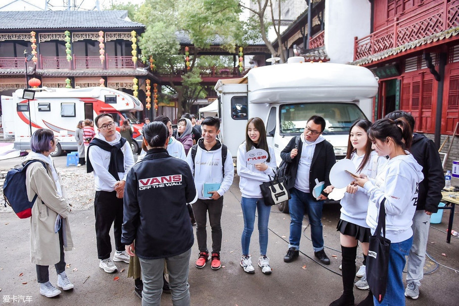 > 《飞驰人生》剧组探班