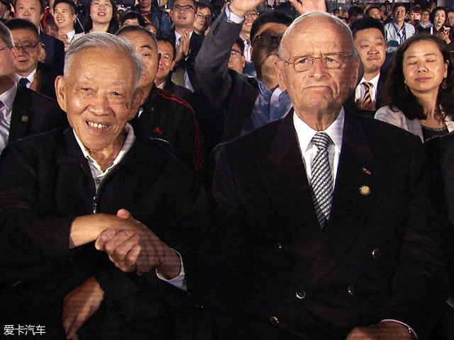 81岁耿昭杰与90岁哈恩博士25年后再次握手