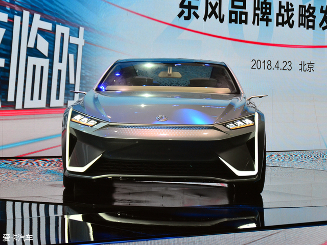 东风eπ新能源轿跑概念车亮相时尚动感