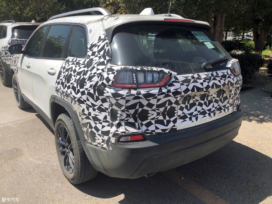 Jeep新款自由光现身国内路试 新增2.0T Jeep新款自由光