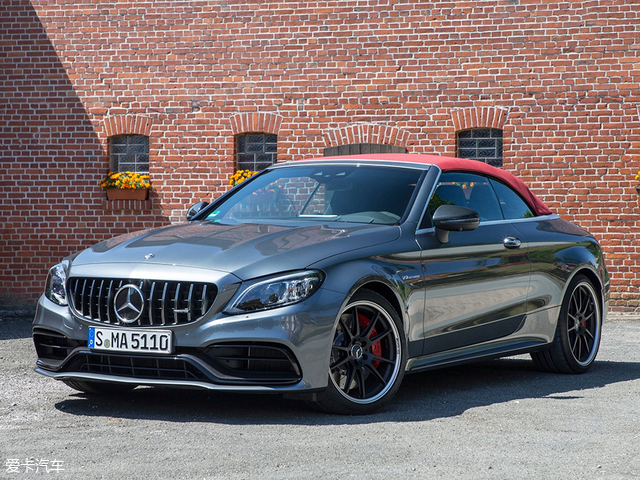 新车采用敞篷版的设计;新款梅赛德斯amg c63 s cabriolet官图正式发布