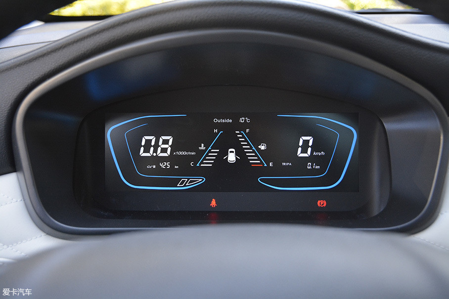 新车采用7英寸的液晶仪表盘,并且所有数据均由数字显示,整体效果更加