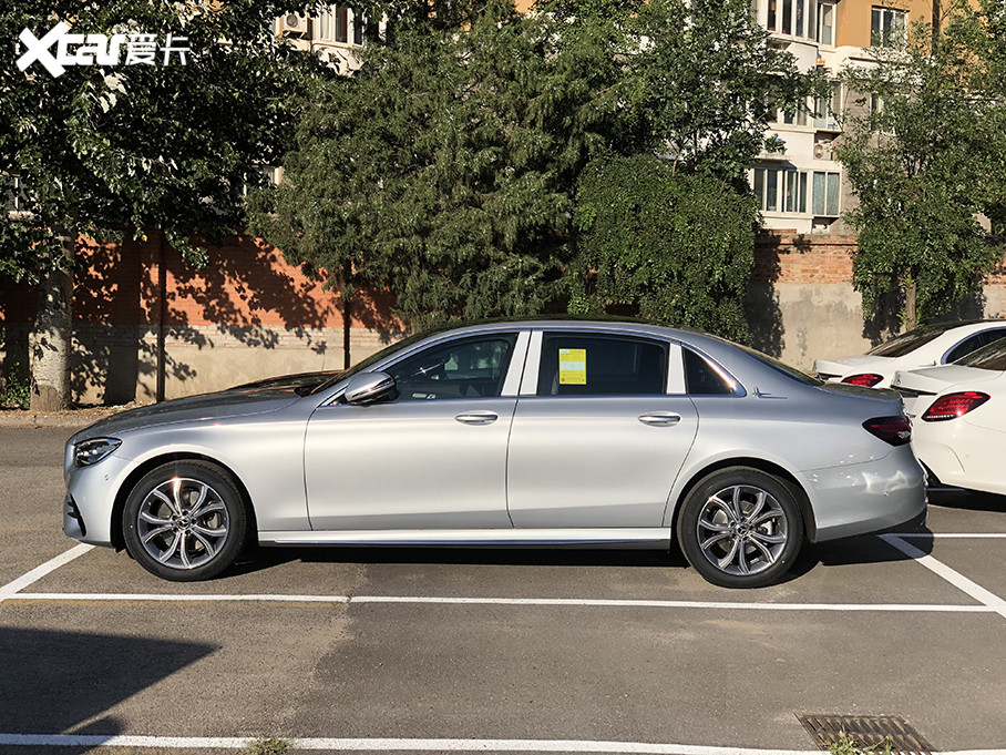 新款北京奔驰e级长轴版侧面整体设计同样基本延续海外版车型,车身尺寸