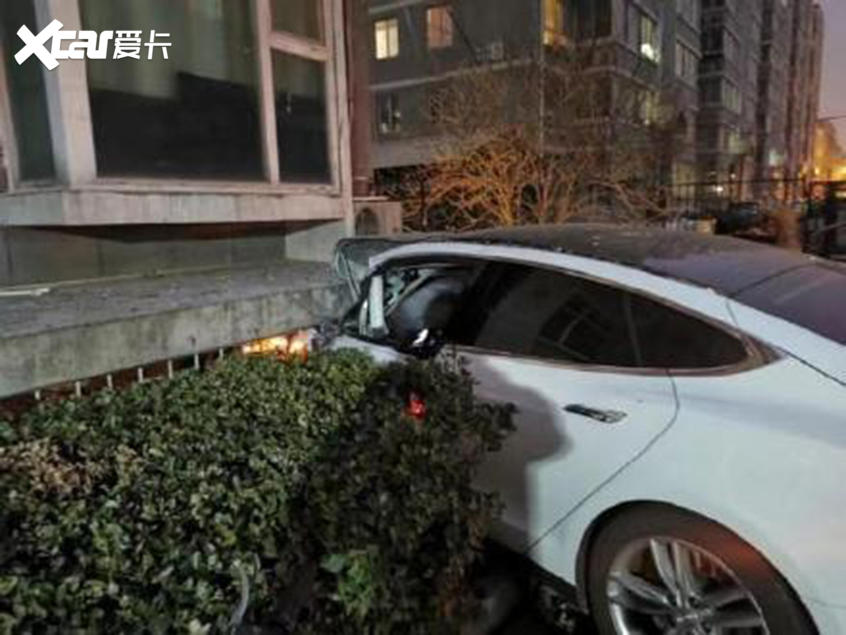 北京一Model S撞楼事故 失控还是误操作