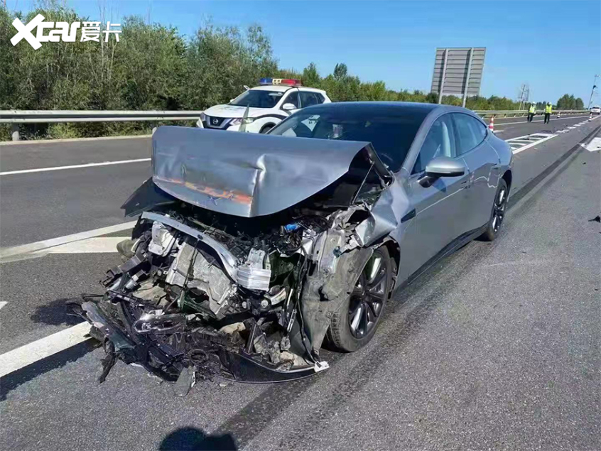 小鹏P7高速追尾挂车 安全性引发质疑!