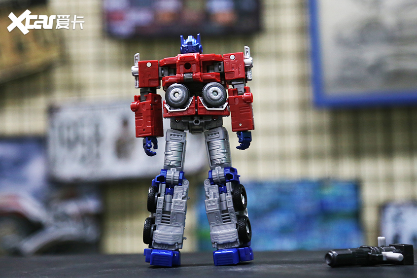 让人着迷的玩具(1)—王国l级擎天柱:让人着迷的玩具—变形演示-爱卡