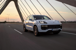 �±�ʱ��Cayenne Turbo E-Hybrid����