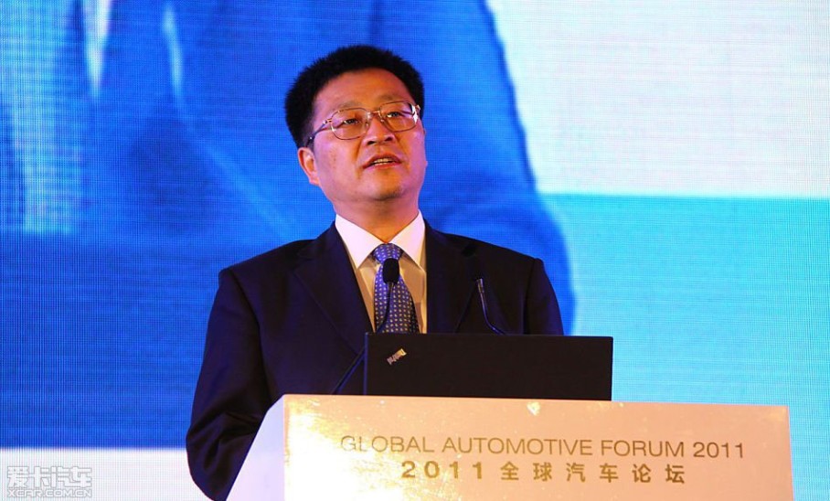 2011全球汽车论坛在成都召开,在11日上午的开幕式上,成都市委常委刘超