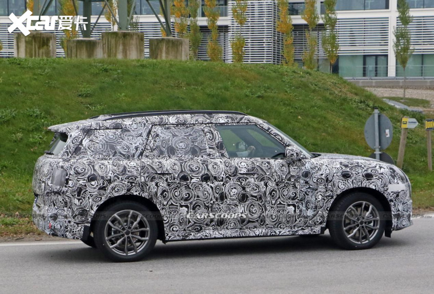https://www.carscoops.com/2021/10/2024-mini-countryman-makes-spy-debut-revealing-bigger-footprint/