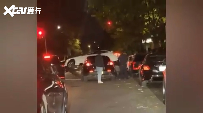 警察在布鲁克林向一辆现代索纳塔司机开枪