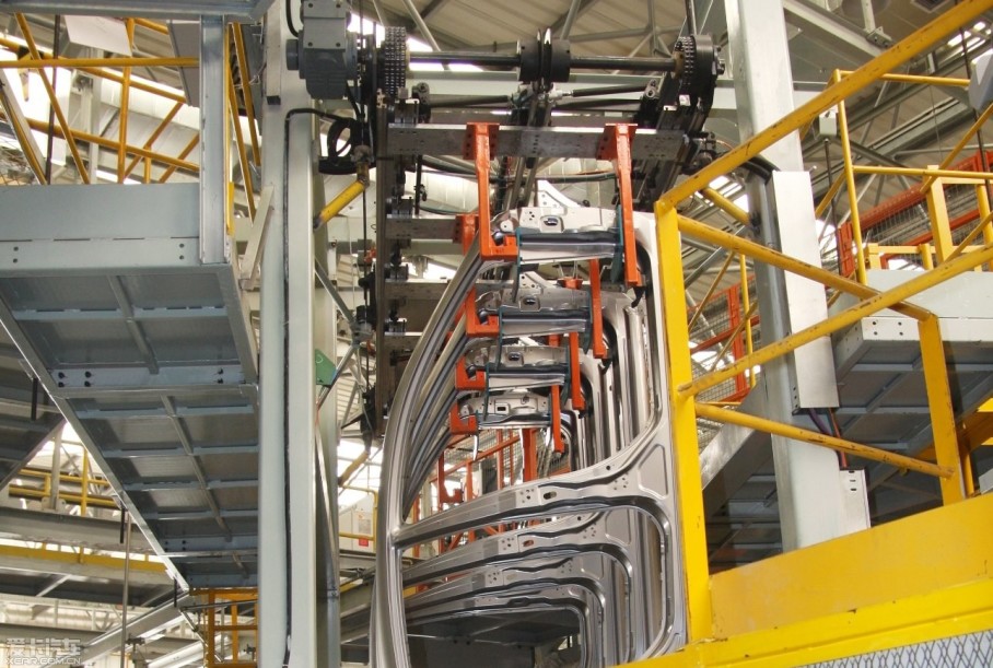 在欧朗下线后,首次参观了焊装车间,227台机器人同时工作,可谓自动化