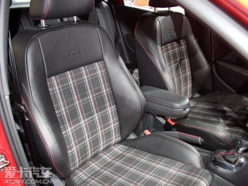 polo gti将采用更加运动化的内饰,主要体现在红色的缝线和方向盘换挡