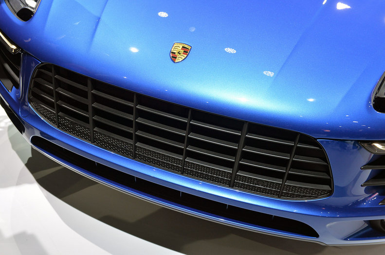 日系纯情妹的汽车迷情 美腿娇娃演绎机车女郎 对比测试新老君威gs