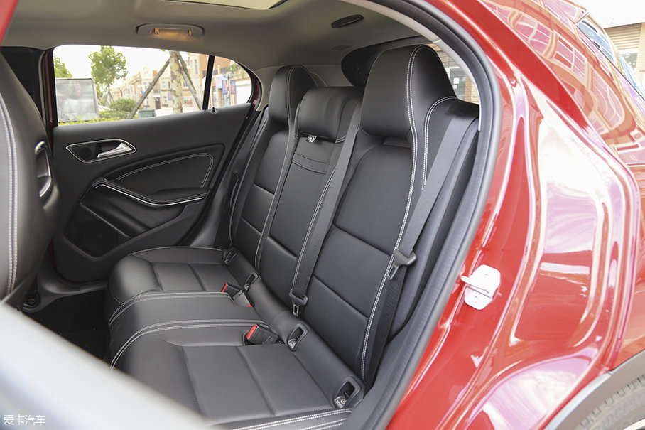 由于车身尺寸的影响,北京奔驰gla在后排乘坐空间的表现上并不理想.