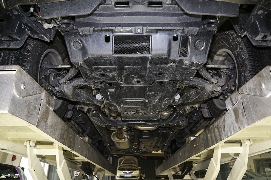 一汽丰田普拉多出厂自带的前护板均为钢制,能为发动机,油底壳等重要