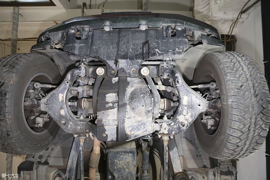 悬挂设计的非常粗壮,并且没有使用常规的螺旋弹簧,而是转而采用了扭杆