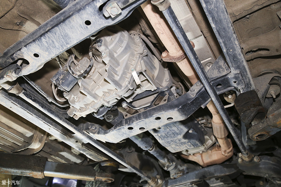 中间的两条横梁完美的保护了变速箱,分动箱等关键部位,使得它们不会