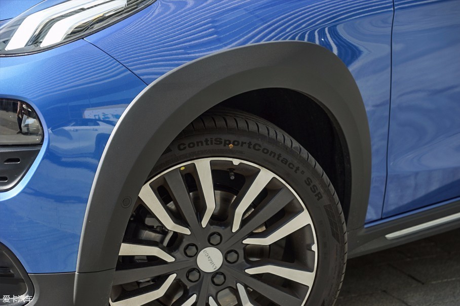 机甲式的轮眉在保护车身的同时,多了一份点缀的功能.