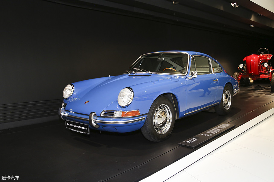 这台1964年生产的蓝色第一代保时捷911正式开启了保时捷911车型的传奇