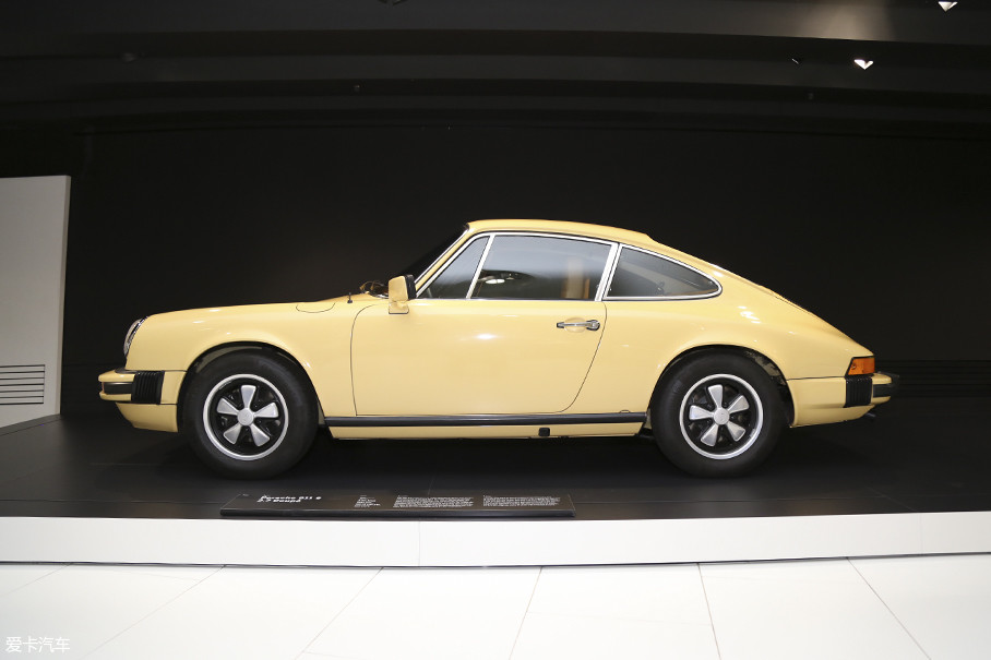 这台博物馆展示的第二代保时捷911生产于1977年,使用了一台2.