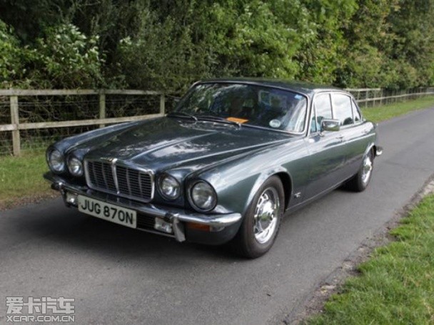 1974年,捷豹推出了第二代xj6,相比第一代,新xj除了对前进气隔栅和4