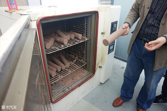 油泥要经过加热软化才易于塑形,模型师在向我们展示加热油泥专用的