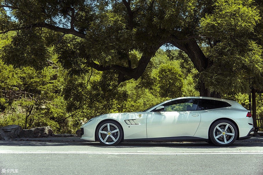 法拉利GTC4 Lusso