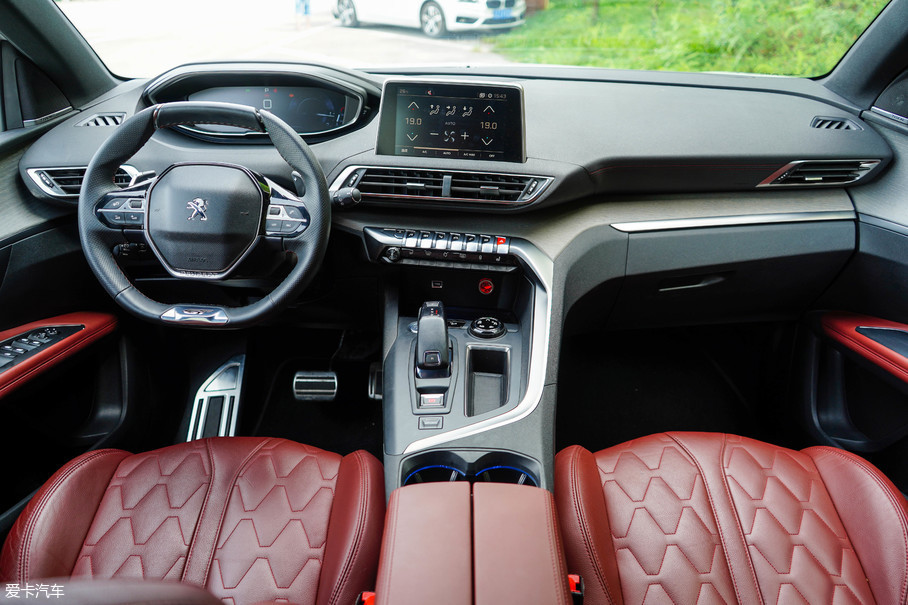 环抱式的中控台以驾驶者为中心,不仅提高了视觉效果还提高了实际操作