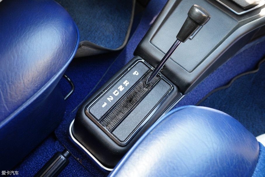 自动变速箱的换挡模式与今天没有什么不同,从p挡切换至r挡时需要向上