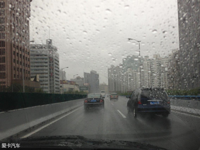 广州暴雨全城告急雨天行车该怎么办?